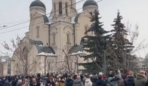 (FOTO/VIDEO) SAHRANA NAVALJNOG: KOVČEG OTVOREN U CRKVI Tijelo ruskog opozicionara stiglo na groblje