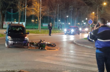 SAOBRAĆAJKA U BANJALUCI Povrijeđen motociklista, od siline udara spala registarska tablica
