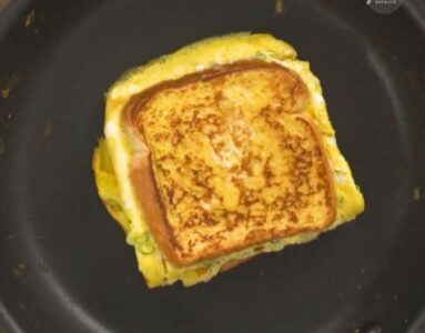 DA RAZBIJETE JUTARNJU MONOTONIJU Jednostavni „omlet – sendvič“ sa sirom