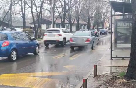 (VIDEO) „BAZEN“ KOD MEDICINSKE ELEKTRONIKE Autobusko stajalište u Banjaluci ispred ogromne lokve: Ko ovdje stane biće „okupan“ od glave do pete