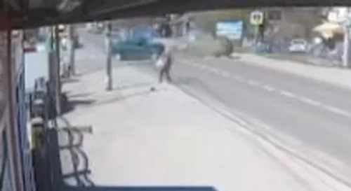 (UZNEMIRUJUĆI VIDEO) Kamera snimila stravičnu saobraćajku