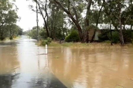 PROGLAŠENO STANJE PRIRODNE KATASTROFE Stotine ljudi spaseno od poplava