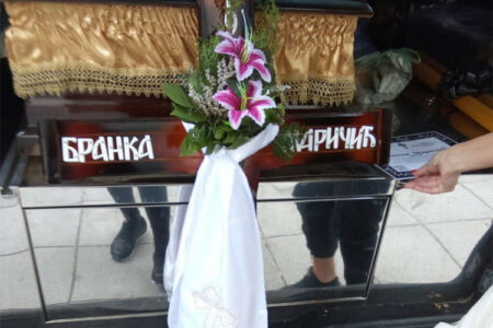 (FOTO) BIZARAN SLUČAJ U KRALJEVU Ljekari živu ženu proglasili mrtvom, porodica kupila sanduk i organizovala sahranu