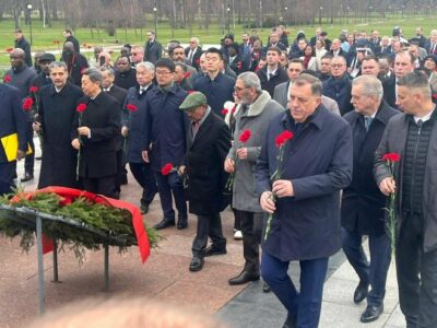 (FOTO) 80. GODIŠNJICA OSLOBOĐENJA Dodik položio vijence u spomen na žrtve opsade Lenjingrada