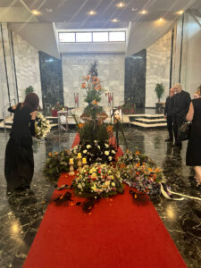 (FOTO) U KAPELI ODJEKUJE NJEN ČUVENI HIT Potresne scene na sahrani Slađane Milošević, oproštajne poruke kidaju dušu!