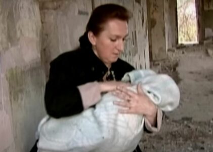 (FOTO/VIDEO) IVANKA JE RATNE 1993. U SARAJEVU U RUŠEVINAMA VIDJELA SMOTULJAK Razgrnula ćebe, a unutra cedulja: „Moli se ko nađe ovo dijete…“