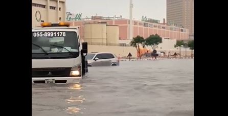 (VIDEO) APOKALIPTIČNE SCENE Dubai poplavljen, aerodrom zatvoren zbog rekordnih padavina