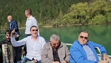 (VIDEO) “OD TOPOLE, PA DO RAVNE GORE” Dodik sa Kusturicom, zapjevali u duetu