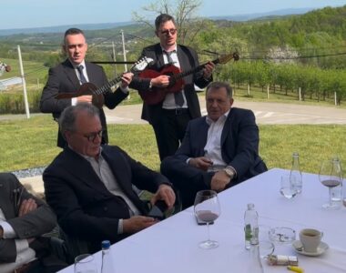 (VIDEO) „SRPKINJA JE MENE MAJKA RODILA“ Dodik ispratio Orbana, pa zapjevao uz tamburaše