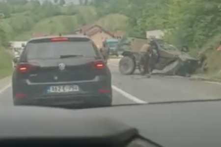 (VIDEO) SUMNJA SE DA JE POVRIJEĐEN VOJNIK U saobraćajki uništeno vozilo EUFOR-a