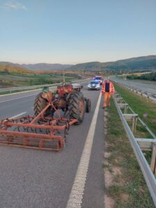 OGLASIO SE I MINISTAR Pijan vozio traktor auto-putem u suprotnom smjeru
