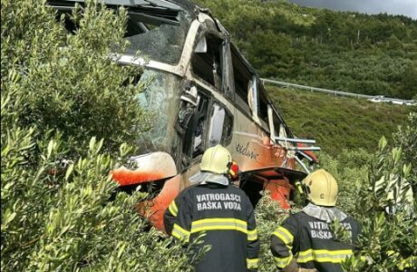 (FOTO/VIDEO) JEZIVI PRIZORI Autobusom sletio u provaliju kod Makarske