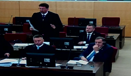 (VIDEO) DODIK U SVOM STILU Predsjednik RS čitao knjigu na suđenju