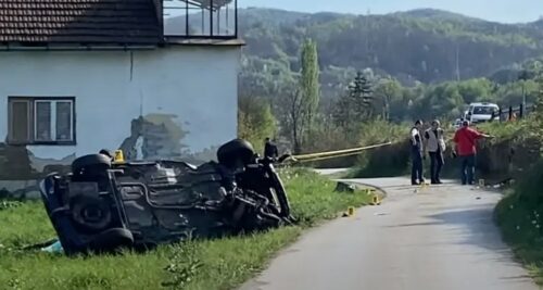 (VIDEO) PRVI SNIMCI STRAVIČNE SAOBRAĆAJKE Kod Sarajeva poginula žena, muškarac teško povrijeđen
