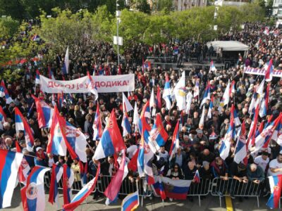 (FOTO) JAKA PORUKA IZ SRCA BANJALUKE Na mitingu „Srpska te zove“ razvijena zastava duga 500 metara