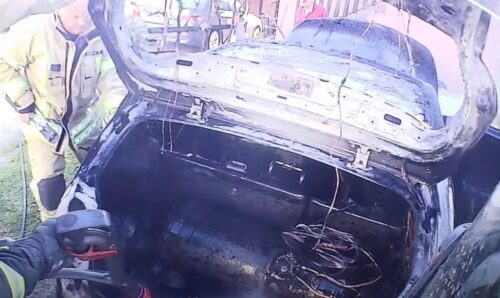 (VIDEO) DRAMA U PRIJEDORU Izgorio automobil, pričinjena velika šteta