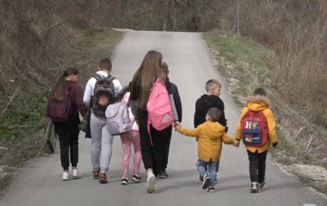 (VIDEO) PRIMJER MNOGIMA Đaci iz sela pokraj Ivanjice svaki dan satima pješače do škole, a nikad nisu imali neopravdan izostanak