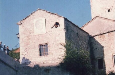 (VIDEO) SNIMAK IZ DAVNE 1986. Banjalučanin prvi u istoriji skočio sa kule pored Starog mosta u Mostaru