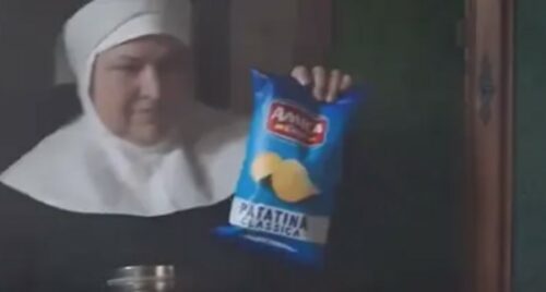 (VIDEO) KOMPANIJU OPTUŽILI ZA BOGOHULJENJE Katolici traže da se zabrani reklama za čips