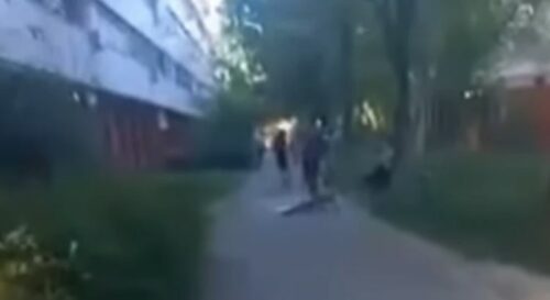 OBJAVLJEN JEZIV VIDEO Čovjek nokautirao dijete na biciklu: Dječak slučajno uplašio ženu i njeno dijete
