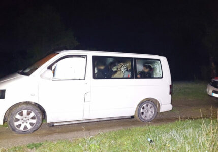SPRIJEČEN U KRIJUMČARENJU U Cazinu uhapšen Turčin (25) koji je kombijem prevozio 22 ljudi