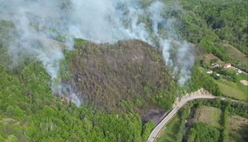 (FOTO/VIDEO) POLICIJA POKRENULA ISTRAGU Požar u Tesliću, izgorjela šuma