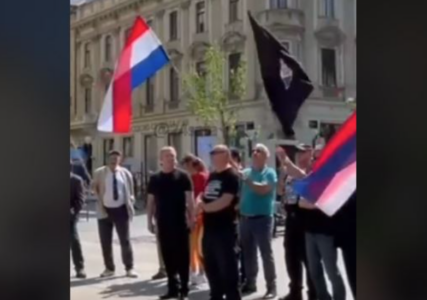 (VIDEO) SKANDAL U ZAGREBU! Crnokošuljaši se okupili pred pravoslavnom crkvom na Cvjetnom trgu: Mašu crnim zastavama i puštaju Tompsonove pjesme