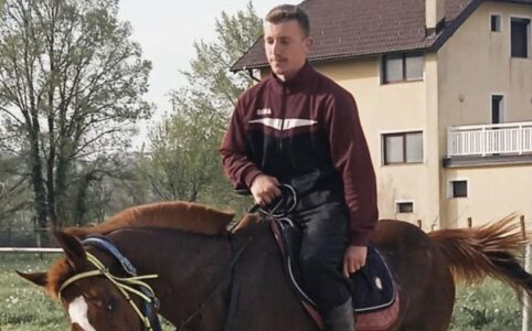 UŽAS U SANSKOM MOSTU! Mladić (20) zadobio teške povrede glave prilikom pada sa konja: Životinja ga vukla nekoliko desetina metara za sobom