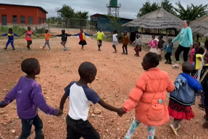(VIDEO) NEŠTO NAJLJEPŠE ŠTO ĆETE DANAS VIDJETI Mališani iz Afrike plešu uz pjesmicu sa Balkana