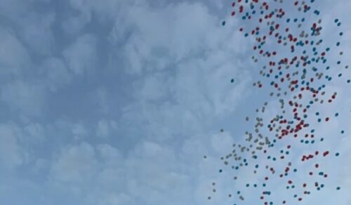 ZAVRŠEN MITING „SRPSKA TE ZOVE“ Baloni u bojama trobojke letjeli nebom iznad Banjaluke