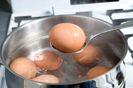 SKUHAJTE IH DA NIJEDNO NE PUKNE Sjajan trik za predivna vaskršnja jaja