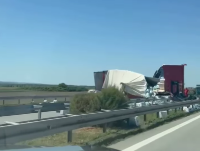 (VIDEO) TEŠKA SAOBRAĆAJNA NEZGODA Sudar dva kamiona, jedan potpuno uništen