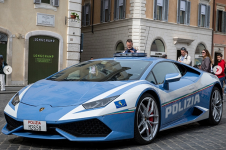 (FOTO) OBOGATILI VOZNI PARK Italijanska policija dobila još brži „lamborgini“
