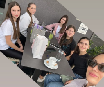 (FOTO) BANJALUKA JE SIGURNO NEĆE ZABORAVITI! Aleksandra Prijović sa grupom djevojčica ispijala kafu: Odnos sa obožavaocima u njenom srcu ima posebno mjesto