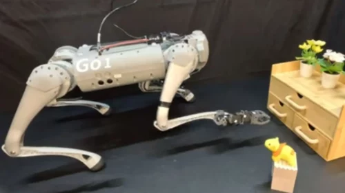 (VIDEO) ČUDO TEHNOLOGIJE Spretni robot sa četiri noge može da hoda i barata predmetima simultano