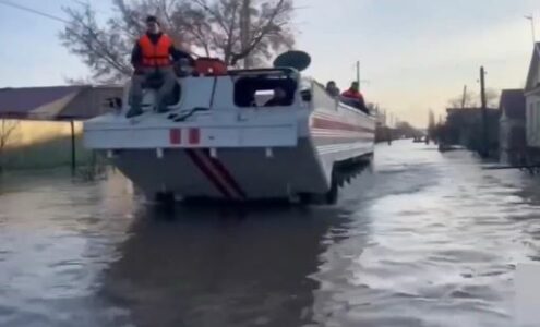 (VIDEO) CIJELI GRAD POD VODOM Pukla brana, više od 4.000 ljudi hitno evakuisano
