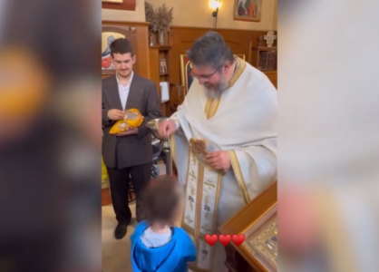(FOTO) ODVELA SINOVE NA PRIČEST Seka Aleksić pokazala kako se njeni dječaci ponašaju na liturgiji