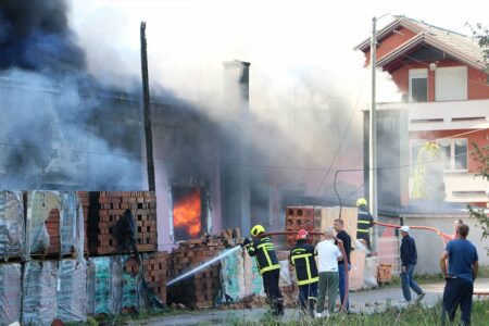 TRAGEDIJA U SREBRENIKU! Jedna osoba poginula u požaru, povrijeđeni vatrogasci