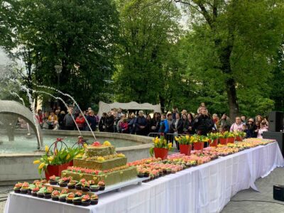 (FOTO/VIDEO) GRAĐANI DOŠLI NA PARČE NAJVEĆE TORTE Banjalučani slave Dan grada uz zanimljiv program