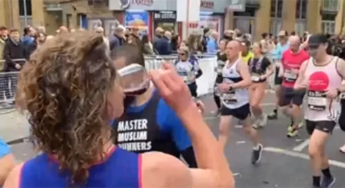 (VIDEO) ZAVRŠIO TRKU ZA ČETIRI SATA I 41 MINUT Trčeći maraton popio 25 čaša vina, pa postao senzacija na društvenim mrežama