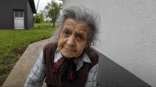 (VIDEO) I DALJE VESELA I NASMIJANA Baka Mare napunila 85 godina: Pogledajte šta je poručila