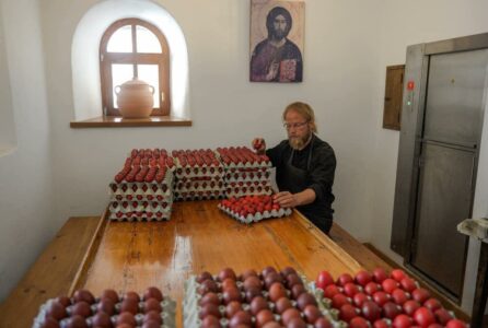 (FOTO) PRELIJEP PRIZOR! Monasi sa Hilandara pokazali kako farbaju jaja za Vaskrs