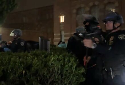 (VIDEO) ŽESTOKI OKRŠAJ U AMERICI Policija bacala suzavac i šok bombe, studenti i propalestinski demonstranti ne odustaju