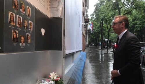 (FOTO) „NEIZBRISIV OŽILJAK NA DUŠI CIJELE ZEMLJE“ Vučić položio cvijeće u školi „Vladislav Ribnikar“