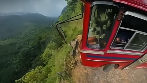 (VIDEO) PRIZOR KOJI LEDI KRV U ŽILAMA Pogledajte autobus koji vozi tik iznad provalije