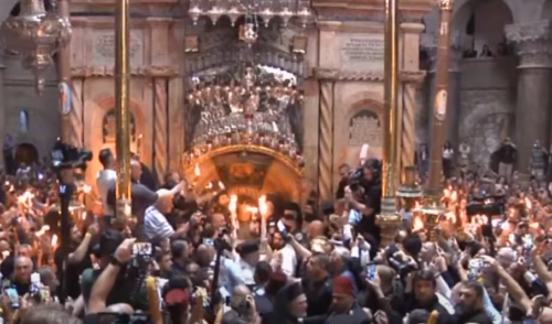 (VIDEO) SVJETLOST NJEGOVA NEKA VAS ŠTITI Blagodatni oganj sišao u Hram Vaskrsenja Hristovog u Jerusalimu