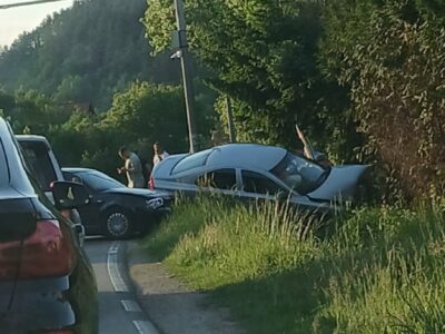 SMRSKAN AUTO U KANALU Teška nesreća na putu Banjaluka – Jajce, saobraćaj usporen